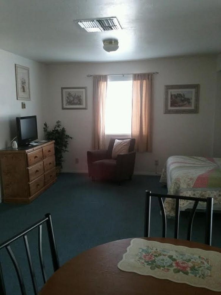 Bishop Village Motel Bagian luar foto
