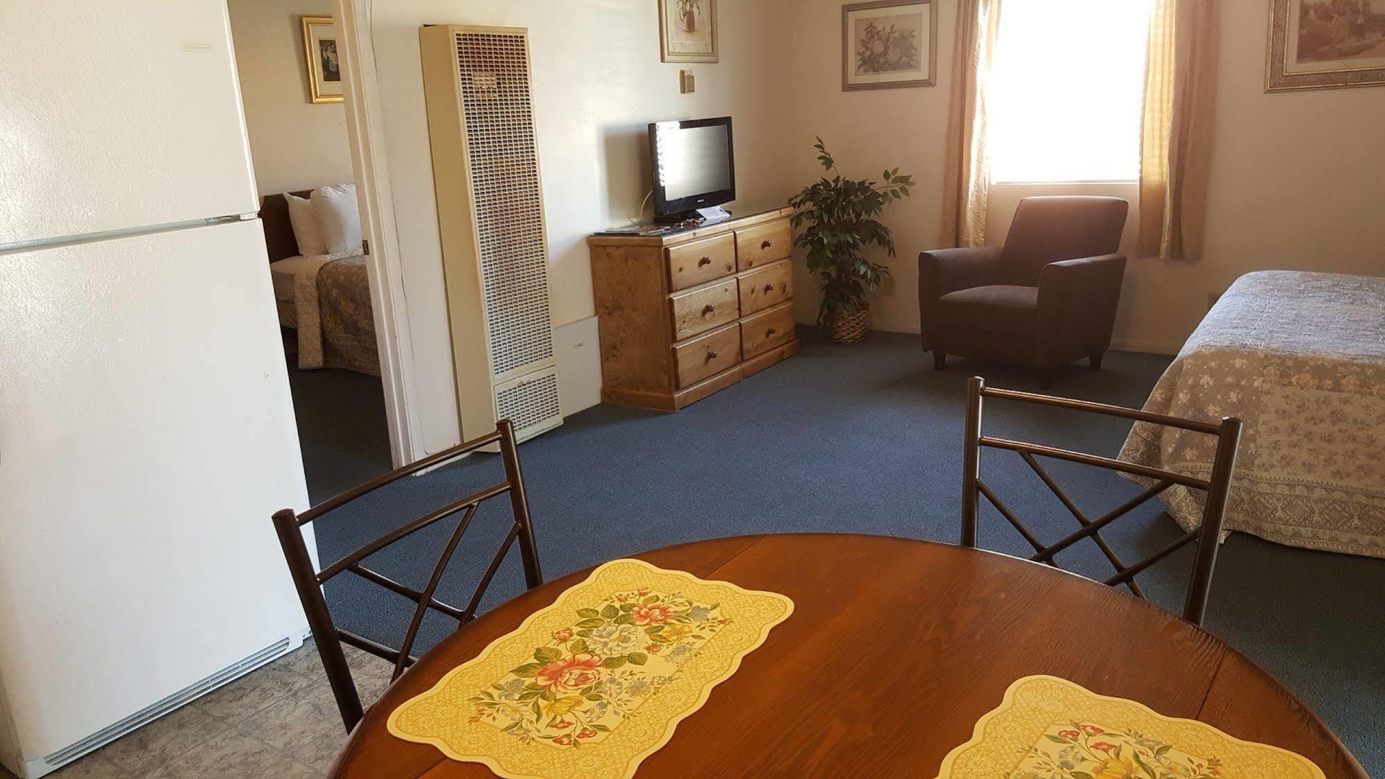 Bishop Village Motel Bagian luar foto