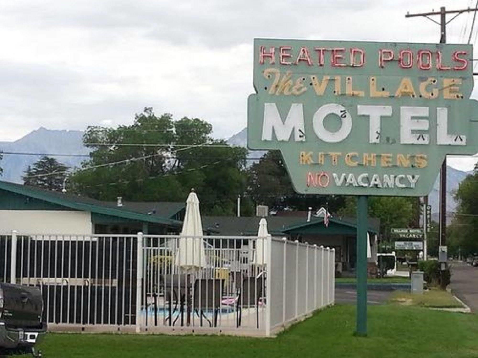 Bishop Village Motel Bagian luar foto